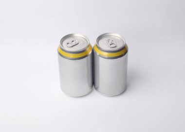 Beyaz arka planda bira, soda ya da enerji içeceği için alüminyum kutu. Tasarım için model