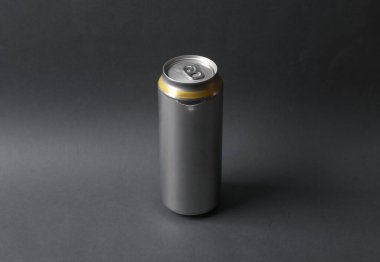 Alüminyum kutu bira, soda ya da enerji içeceği için koyu gri arka planda. Tasarım için model