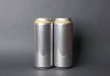 Bira, soda ya da enerji içeceği için alüminyum kutular koyu gri arka planda. Tasarım için model