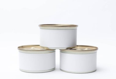 Beyaz arka planda beyaz etiketli teneke konserve kutuları, tasarımınız için maket.