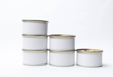Beyaz arka planda beyaz etiketli teneke konserve kutuları, tasarımınız için maket.