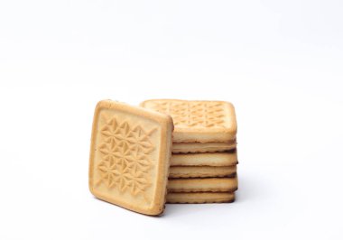 Beyaz arka planda bir yığın lezzetli kurabiye