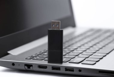 Beyaz arka planda dizüstü bilgisayarı olan USB flash disk