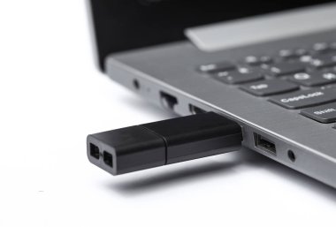 Beyaz arkaplanda USB flash diske bağlı dizüstü bilgisayar