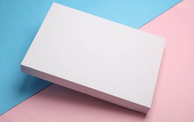 Mavi pastel arka planda beyaz karton kutu
