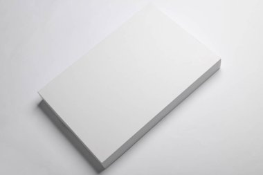 beyaz zemin üzerine beyaz karton kutu