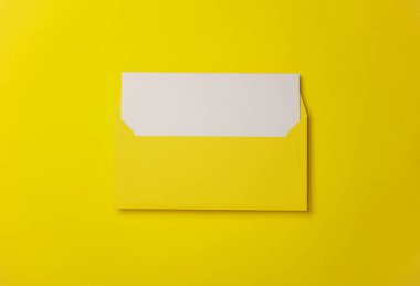 Sarı arka planda beyaz boş harfli sarı zarf. Yaratıcı yerleşim