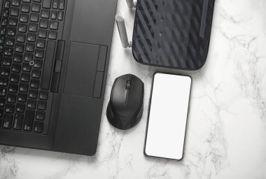 Düz konum dizüstü bilgisayarı, akıllı telefonu mermer arka planda Wi-Fi yönlendiricisi. Tasarım için model