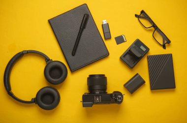 Sarı arka planda modern fotoğrafçı ekipmanları. Üst Manzara. Düz yatıyordu