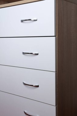 Beyaz dolap ya da çekmeceler.