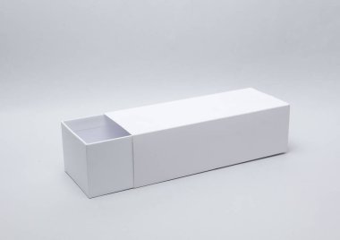 Beyaz arka planda sunum ürünü için beyaz karton kutu. Tasarım için model.