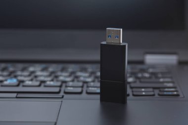 Dizüstü bilgisayarda USB flaş bellek. Yakın plan.