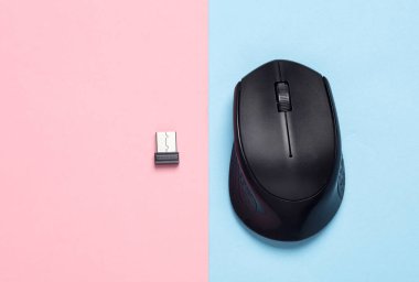 Pembe mavi arkaplanda USB flash diski olan kablosuz bilgisayar faresi