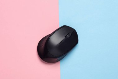 Mavi-pembe arka planda siyah kablosuz bilgisayar faresi