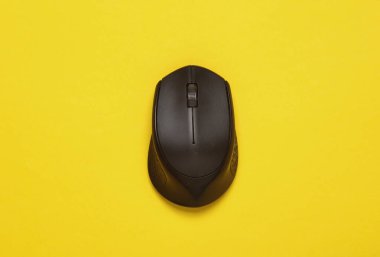 Sarı arkaplanda siyah kablosuz bilgisayar faresi