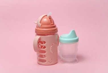 Pembe arka planda bebek için içki kaseleri..