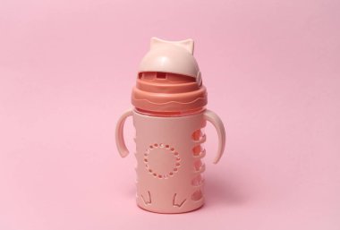 Pembe arka planda bebek için içki kasesi.