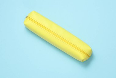 Mavi arka planda sarı okul kalem kutusu