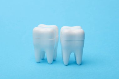 Mavi arka planda plastik diş modelleri