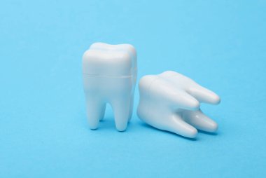 Mavi arka planda plastik diş modelleri
