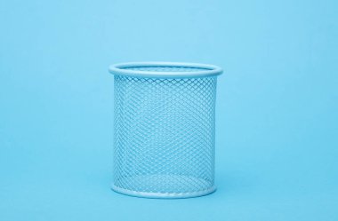 Mavi arkaplan üzerindeki kırtasiye için Mavi Metal Sepet