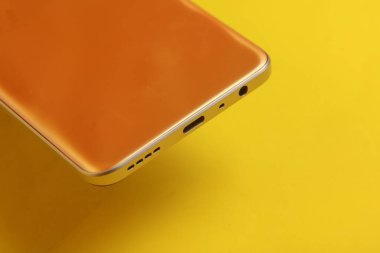 Sarı arkaplanda akıllı telefon girdileri yakın plan