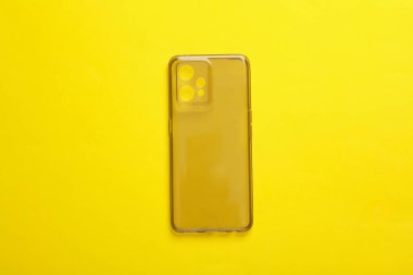 Sarı arka plandaki bir akıllı telefon için şeffaf koruyucu çanta