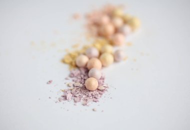 Ezilmiş göz farı topları beyaz arka planda yakın plan çekimde.