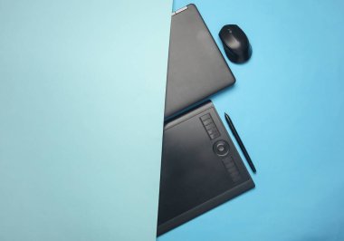 Mavi arka planda grafik tabletli dizüstü bilgisayar. Üst görünüm