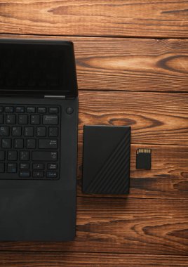 Harici sabit diski ve sd kartı olan bir dizüstü bilgisayar.