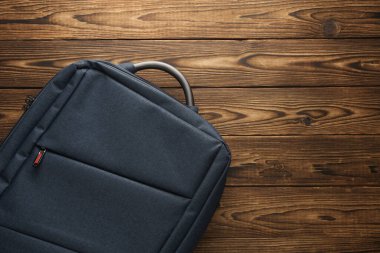 Ahşap arka planda kumaş sırt çantası. Üst görünüm