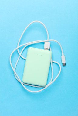 Mavi arka planda kablolu dış batarya güç bankası