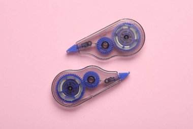 Pembe arka planda bant düzelticileri. Üst görünüm