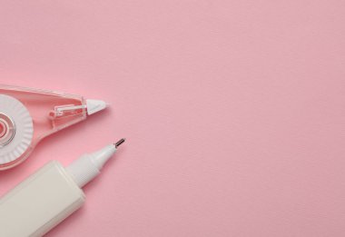 Pembe arka planda kırtasiye düzelticileri. Üst görünüm