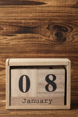 Ahşap blok takvimi ve ahşap zemin üzerinde tarih 08 Ocak