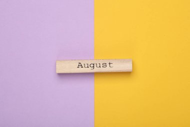 Ahşap tahta, mor arka planda Ağustos ayı.