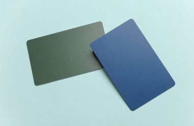 Mavi arkaplanda plastik banka kartları