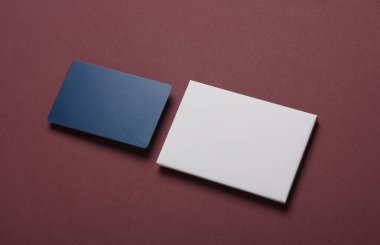 Bordo bir arka planda metal kutu ve Plastik Banka kartı