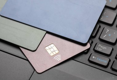 Laptop klavyesindeki kredi kartları yakın plan.