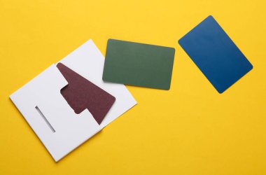 Sarı zemin üzerinde beyaz boş kutu içinde Yeni Plastik Banka kartları