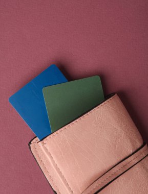 Bordo arka planda cüzdanda kredi kartları