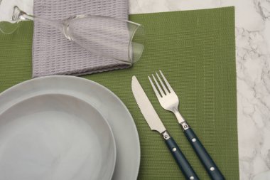 Tabaklar, çatal bıçak takımı, sofra takımı. Düz yatıyordu