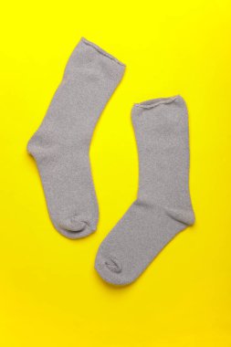 Sarı arka planda bir çift gri çorap