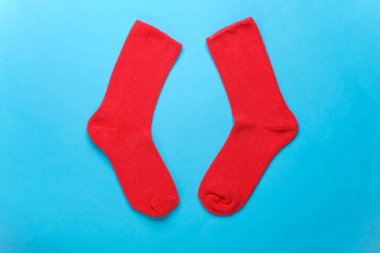 Mavi arka planda kırmızı çoraplar