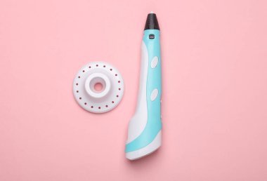 Pembe arka planda 3 boyutlu bir kalem. Çocukların Yaratıcılığı