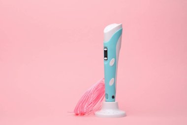 Pembe arka planda 3 boyutlu kalem ve PLA plastiği. Çocukların Yaratıcılığı.