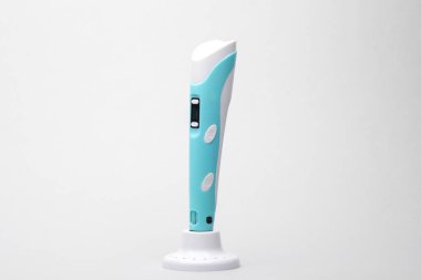 Beyaz arka planda 3 boyutlu kalem. Çocukların Yaratıcılığı