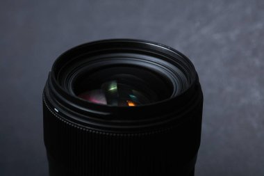 Siyah arka planda profesyonel lens. Fotoğraf ekipmanı.