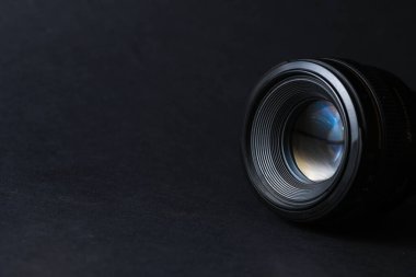 Siyah arka planda profesyonel lens. Fotoğraf ekipmanı.