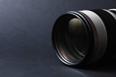 Siyah arka planda profesyonel lens. Fotoğraf ekipmanı.